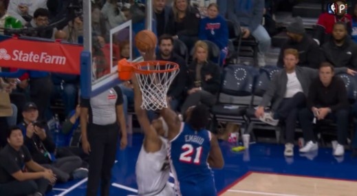 爱体育官网-这也行？恩比德明显干扰球裁判没吹 好像还动手拉纳吉球衣了