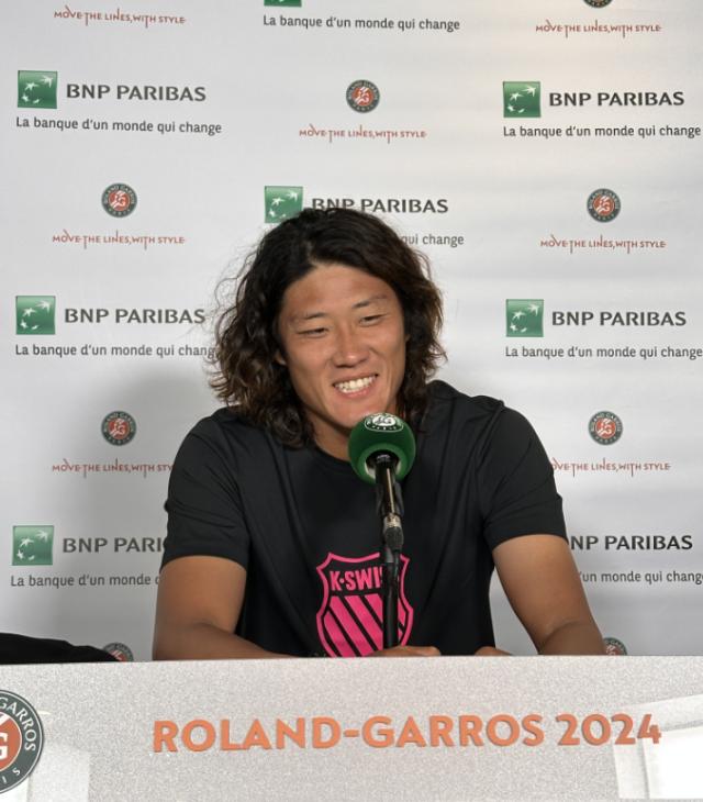 爱体育App-“独苗”顺利过首轮 张之臻:红土好累,可也大有帮助