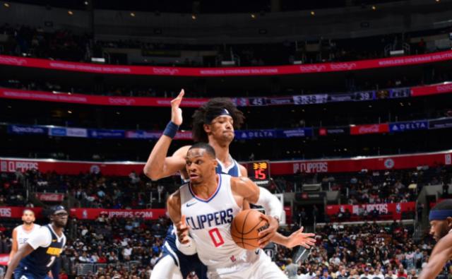 爱体育App-17分钟7助攻！韦少找回自信 完全体快艇低调起航